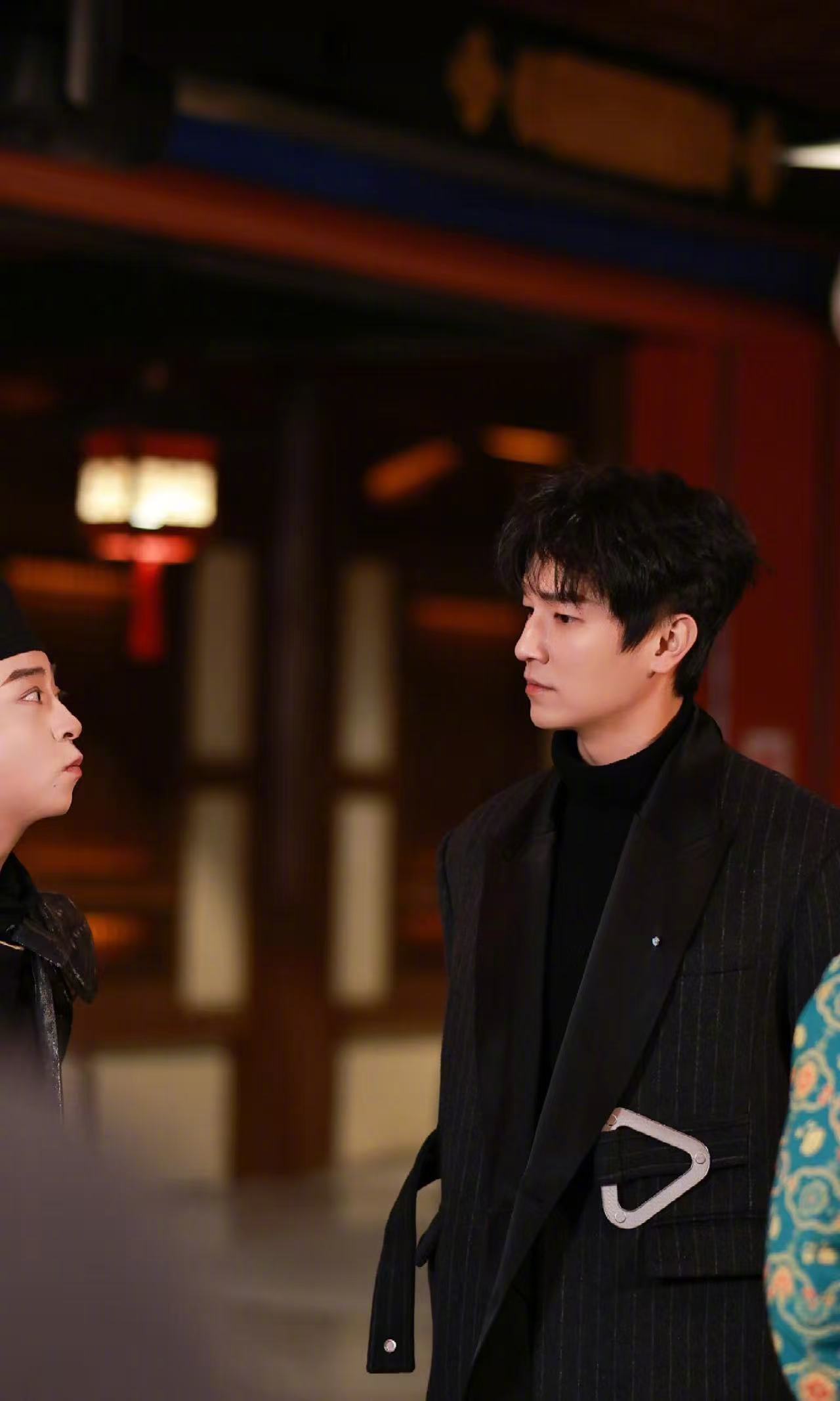 从长安到西安，杨旭文的帅气始终在线。188的身高让他在人群中一眼就能被看到，大黑