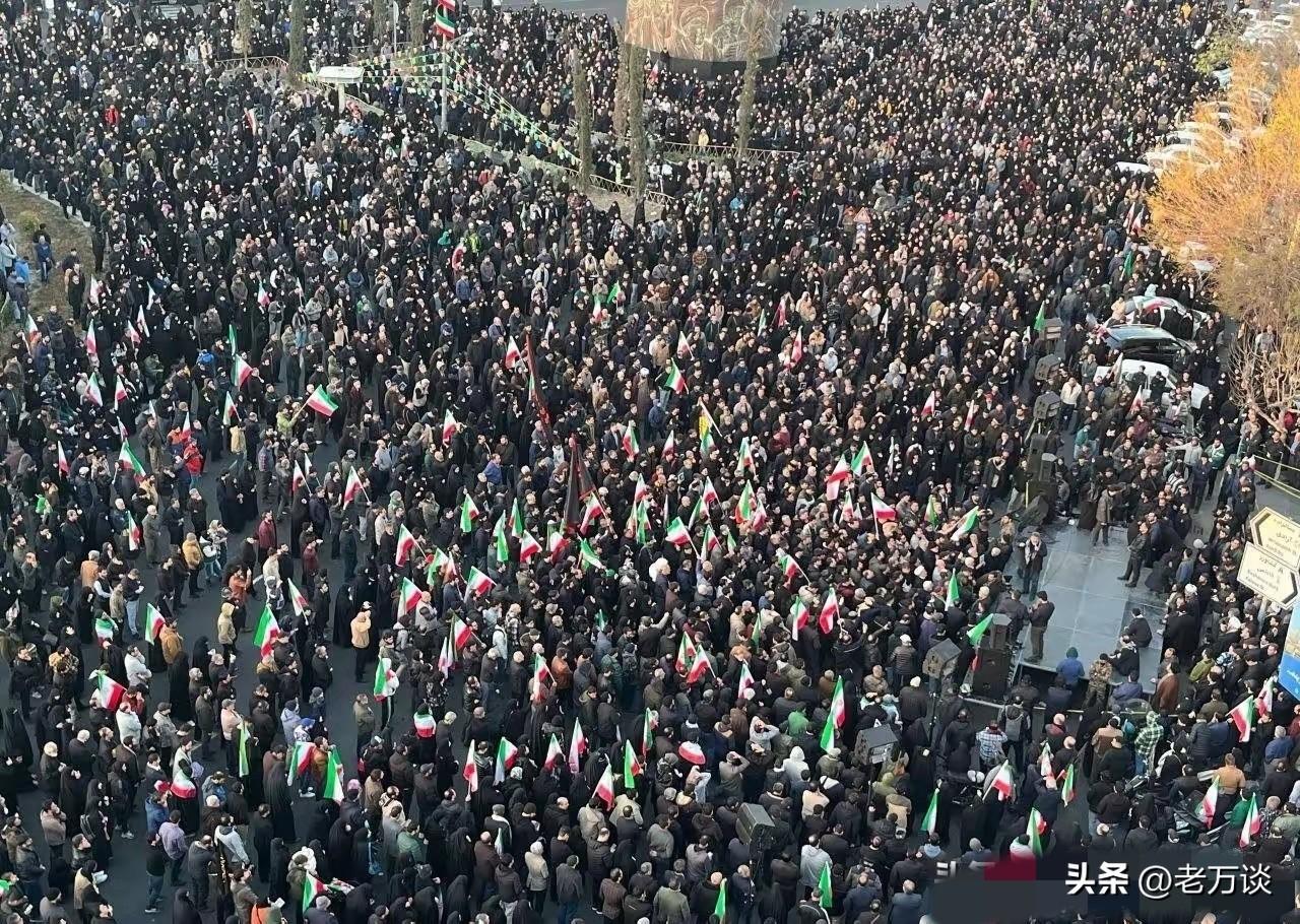 伊朗最高领袖哈梅内伊被袭击身亡之后，伊朗境内不少地方举行了声势浩大的游行示威。以