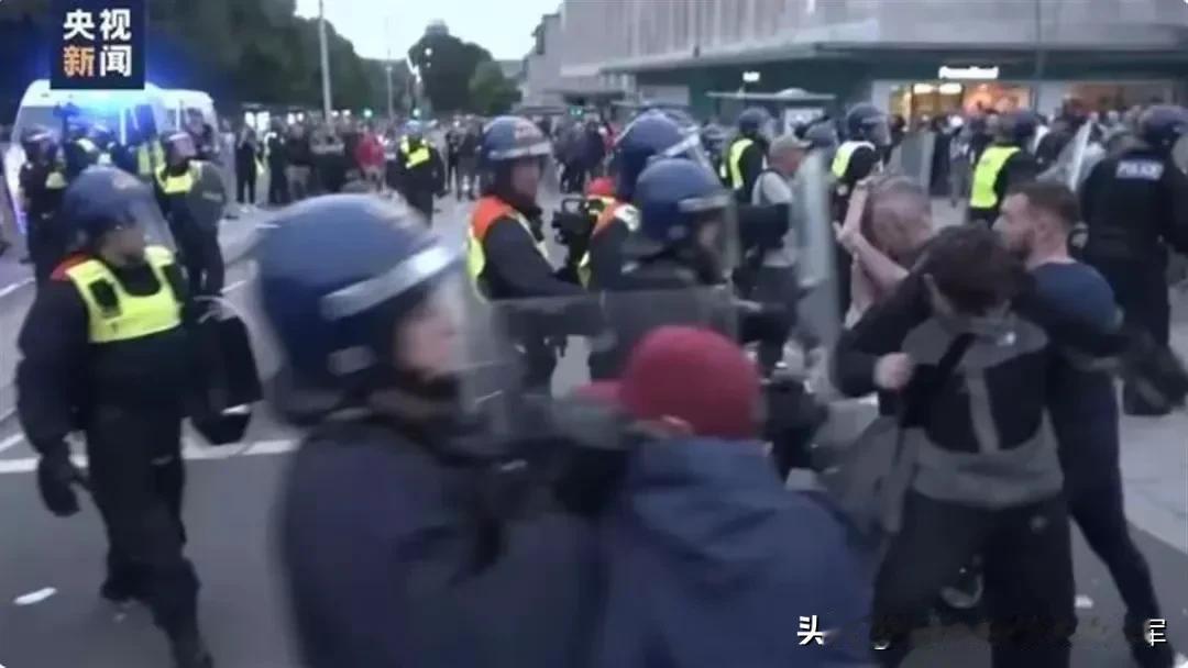 英国暴乱持续升级，警方出动大批警力全力抓捕。
近日，英国爆发了13年以来最大规模