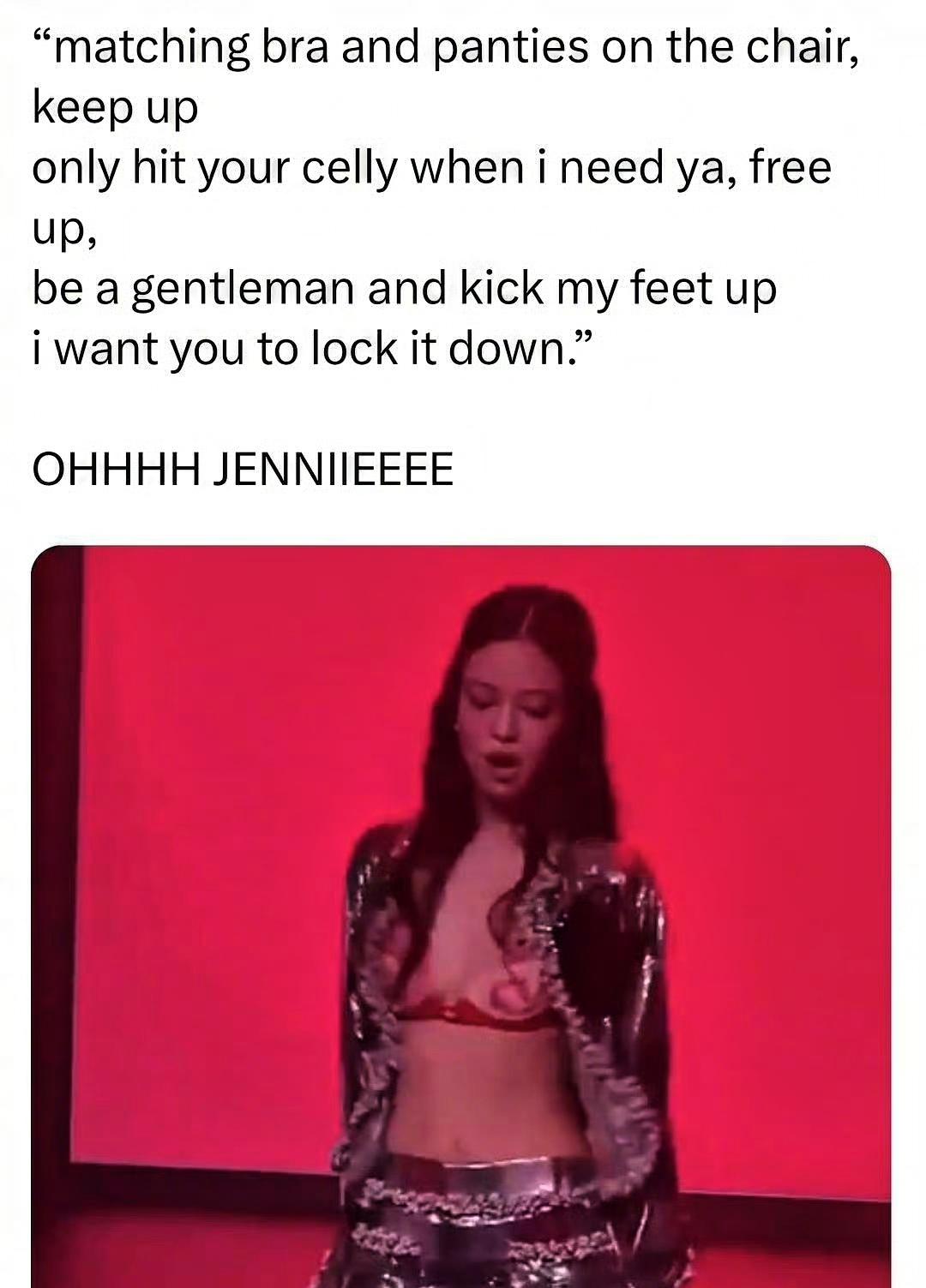 Jennie跪在香奈儿舞台上唱完那首新歌那天，我突然想明白一件事：我们从来不是讨