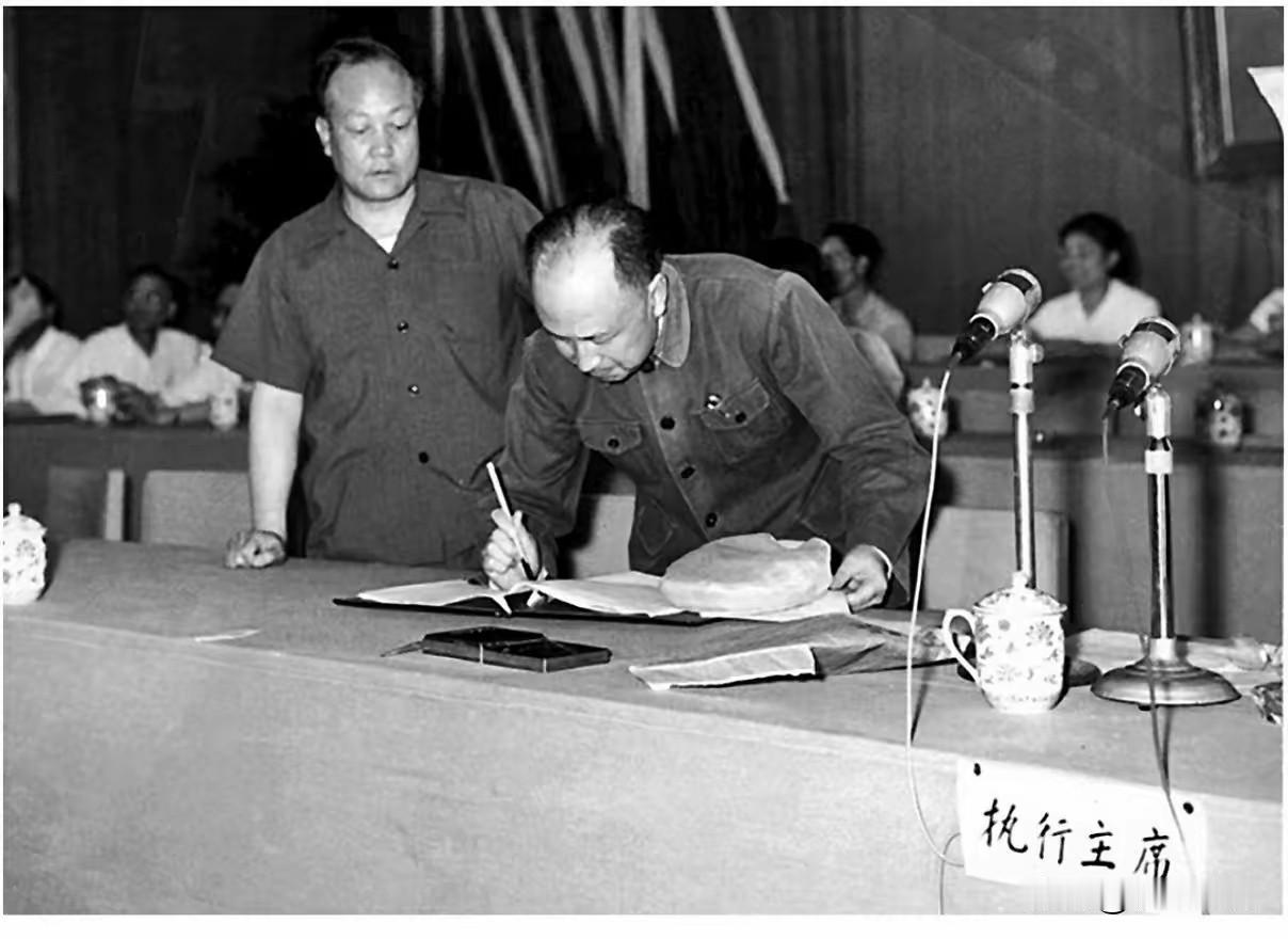 🍁五年一届的中国科协大会，时任执行主席钱学森正在伏案签到，落笔从容、大家风范，