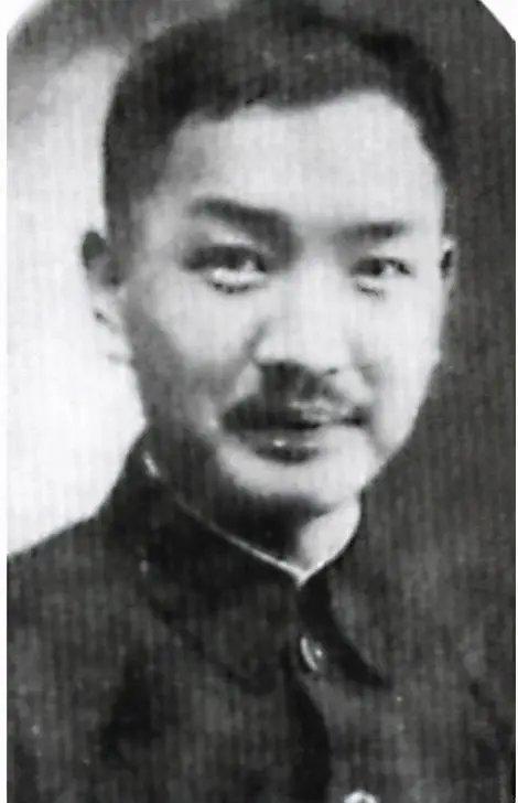 为了钱当汉奸抗战爆发后的1937年8月间，蒋介石在南京中山陵主持一次机密会议，决