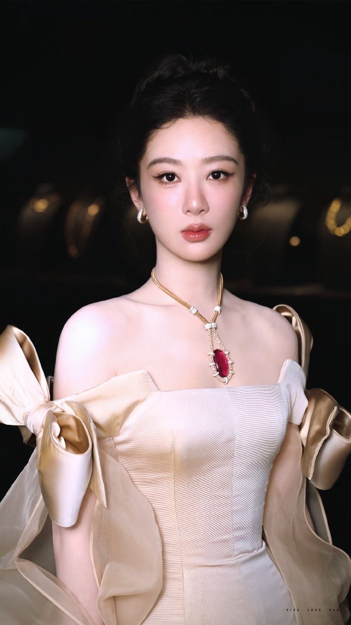 杨紫玉兰花开君再来 💜杨紫董竹君 纵拥千千晚星，唯你是我眼中的星辰✧  杨紫?