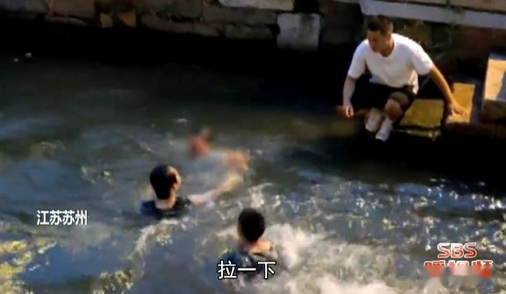 苏州网红打卡点，小伙跳水就让，体力不支的时候，忽然有人下水帮忙。扭头一看，原来是