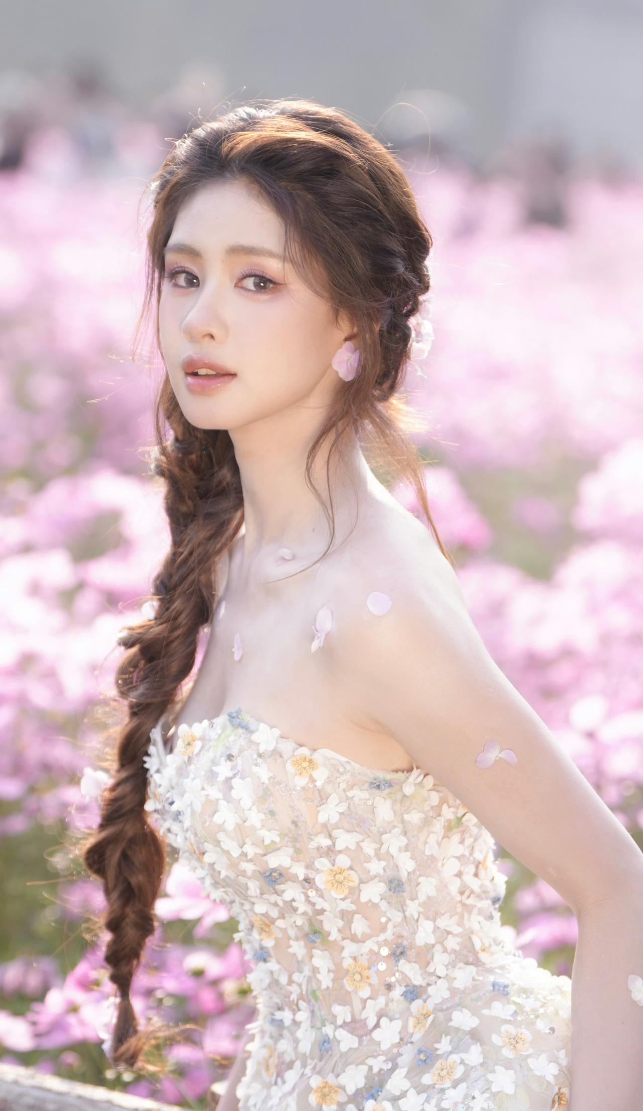 朱小雪花海精灵妆造✨ 立体碎花纱裙+侧编长卷发美到失语