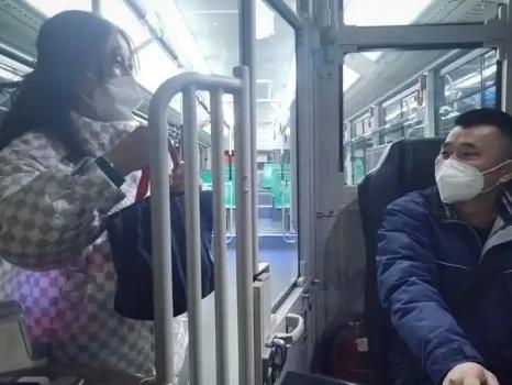 山东女子在山西太原赶公交摔倒，爬起来后司机还在等她上车，当事人：司机师傅这种陌生