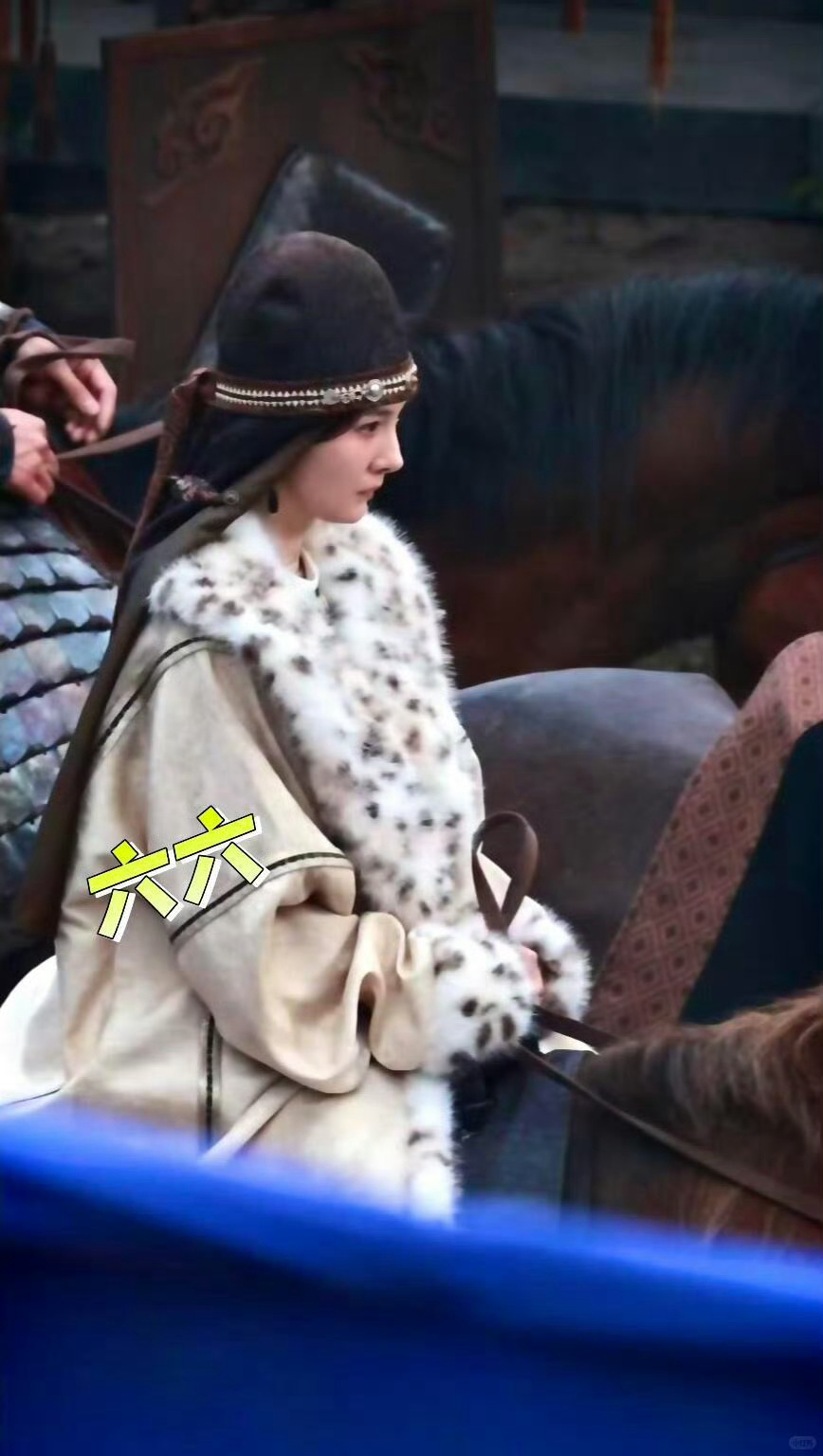 杨幂 冯太后贵人时候骑马路透杨幂冯湮儿杨幂冯娷