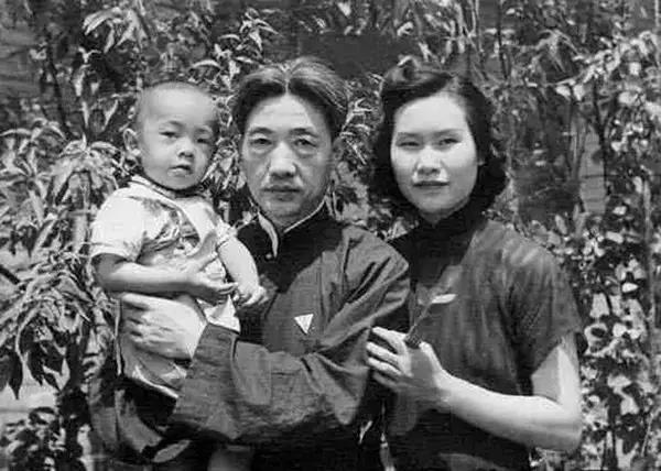 1946年夏末的那天，徐静斐推开病房门，没想到映入眼帘的竟是继母廖静文席地而坐，