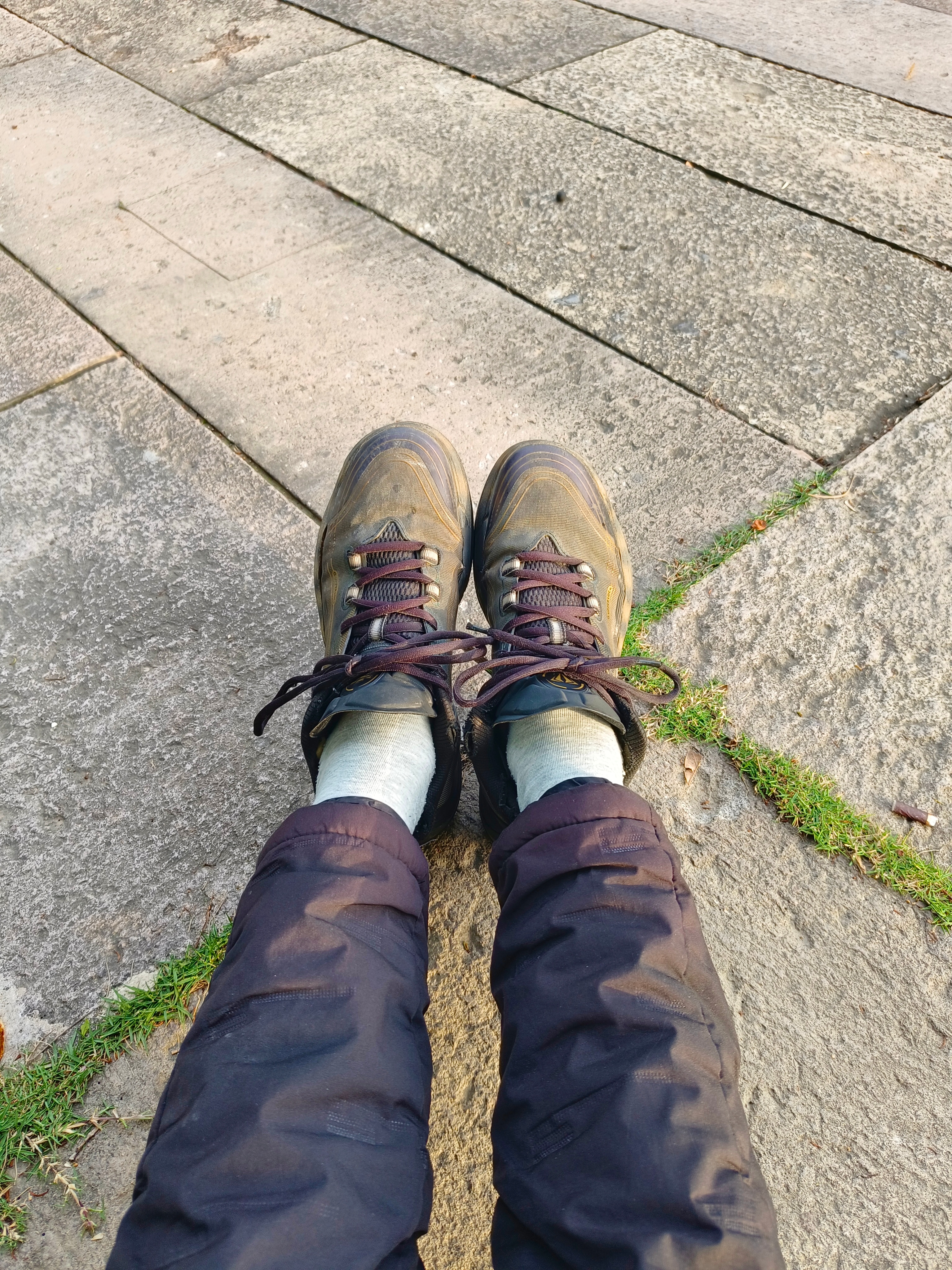 《堂兄的鞋》这双如今破旧不堪的篮球鞋，看着不起眼，却装着一段特别温暖的故事，也陪