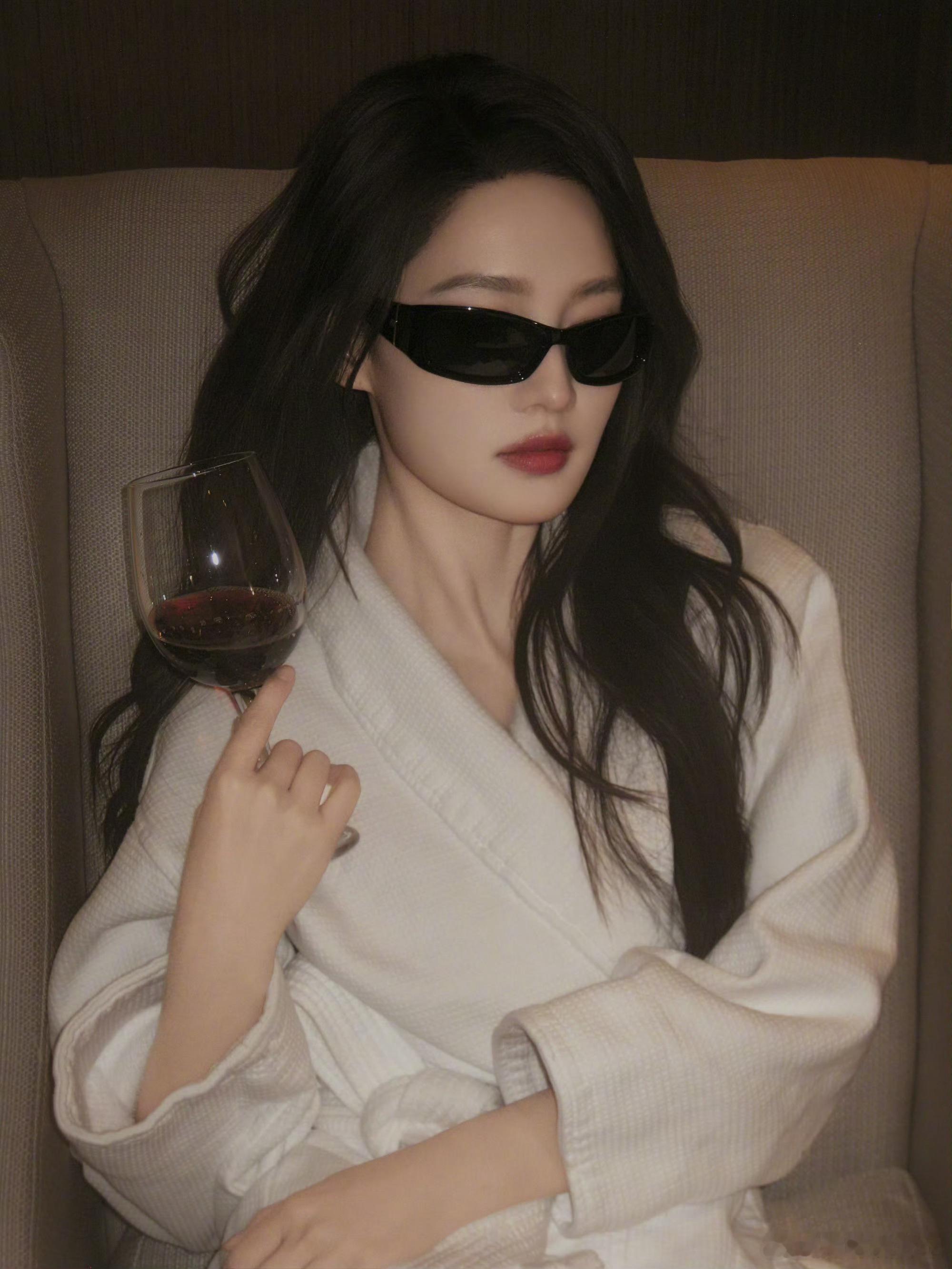 李沁把Prada穿出文艺高智感李沁四登时装五月双封面李沁四登《时装》五月双封面，