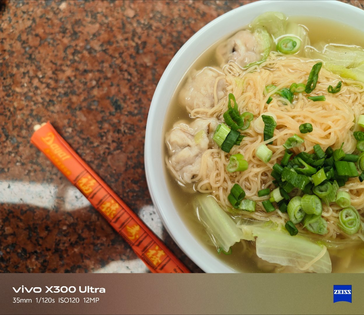 “你不要再刷 tiktok 啦！快去把这碗面端给那边的胖胖！” 