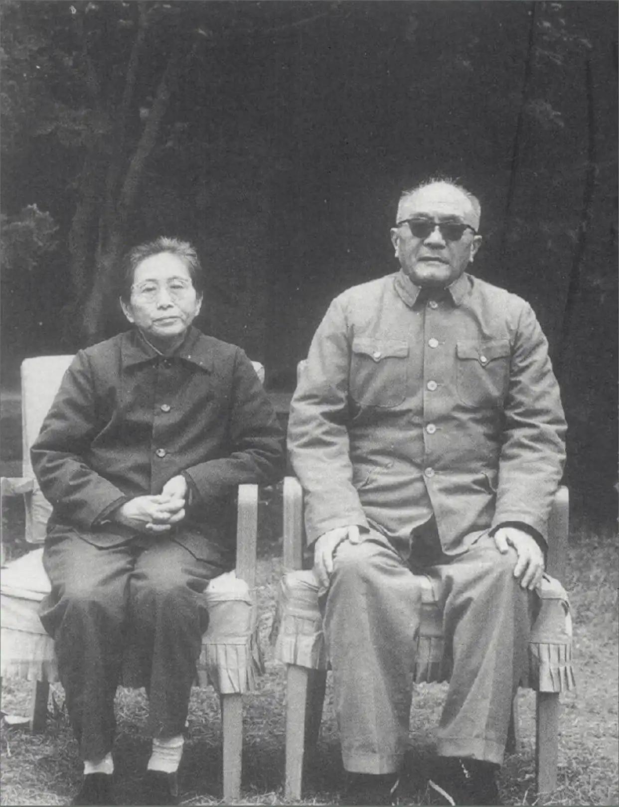 在1955年新中国首次授衔的十位大将中，黄克诚是最特殊的一个，只有他高度近视到了