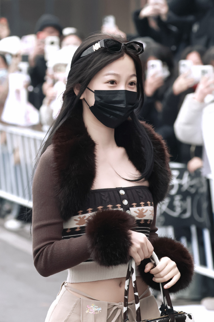 想给虞书欣遮肚脐  虞书欣今日份云初令上班look，依旧辣妹小上衣！本老式妈粉上