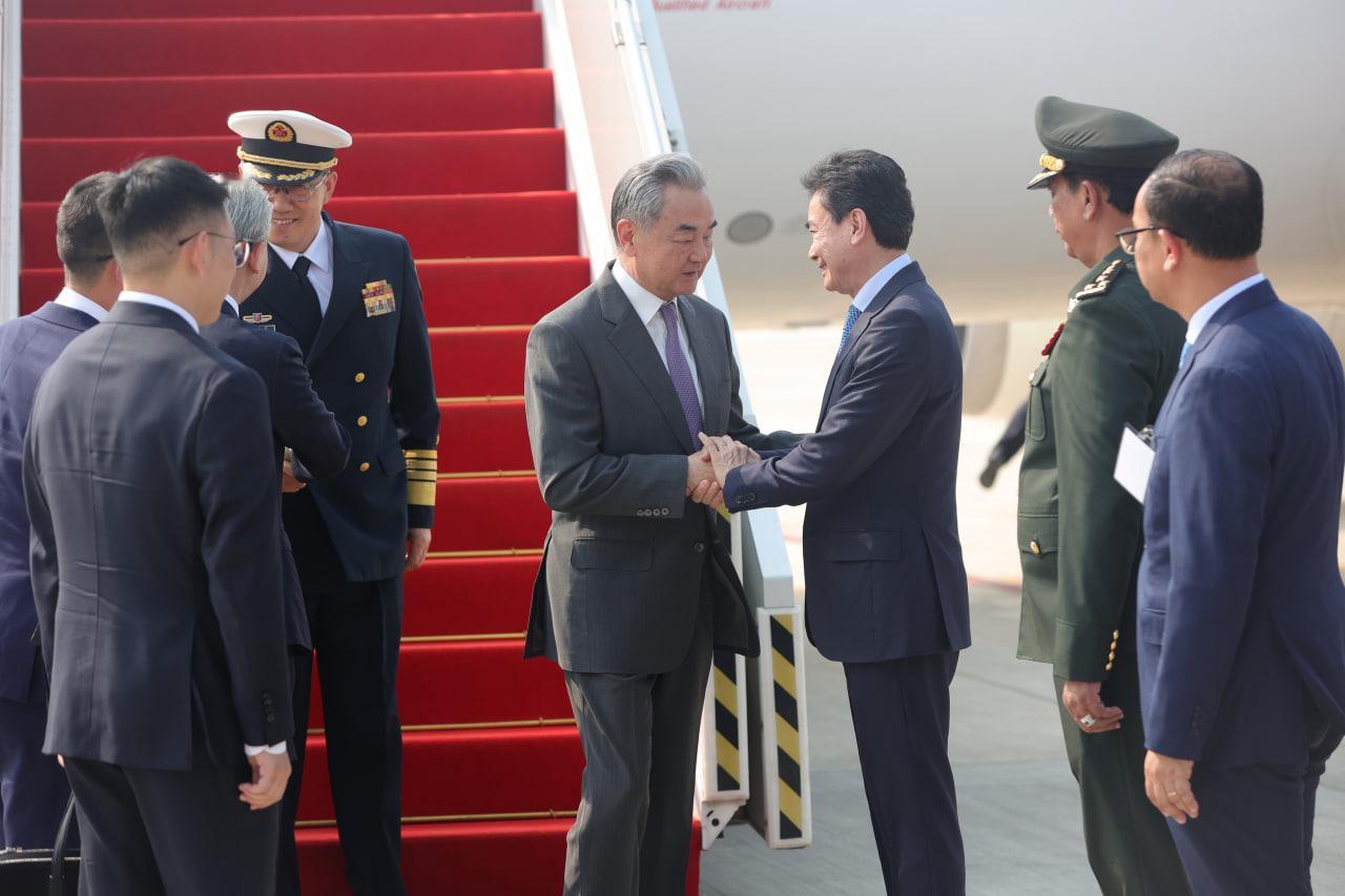 4月22日下午，王外长已经率团抵达了柬埔寨，准备参加中柬的第1次外交加国防“2+