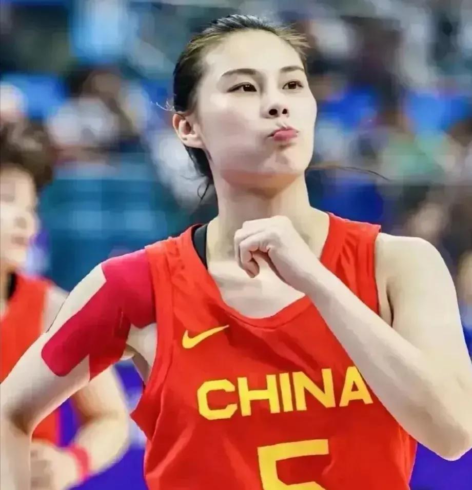 中国女篮或将迎来阵容变动：

1：杨力维、武桐桐后卫实力下滑。
2：孙梦然、潘臻