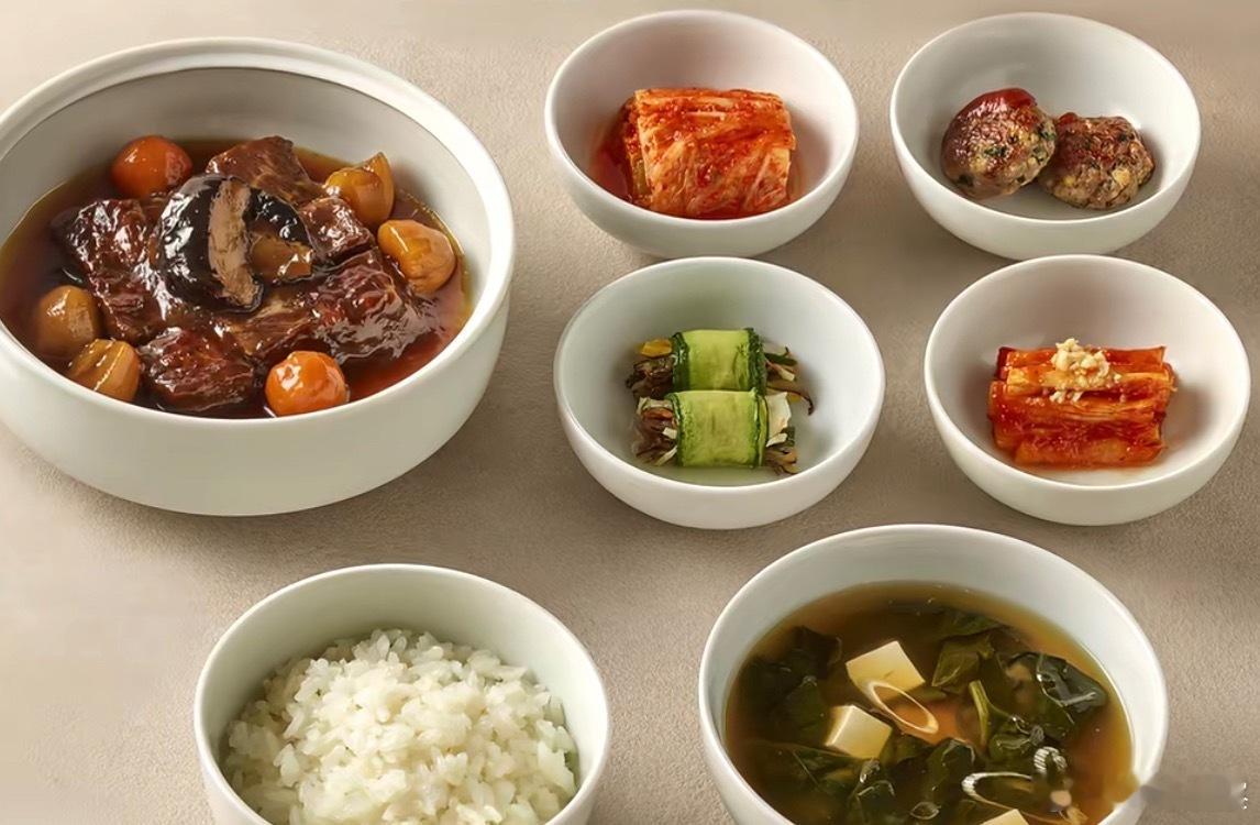 这是2025年韩国招待特朗普的午餐，大家感觉怎么样？ 