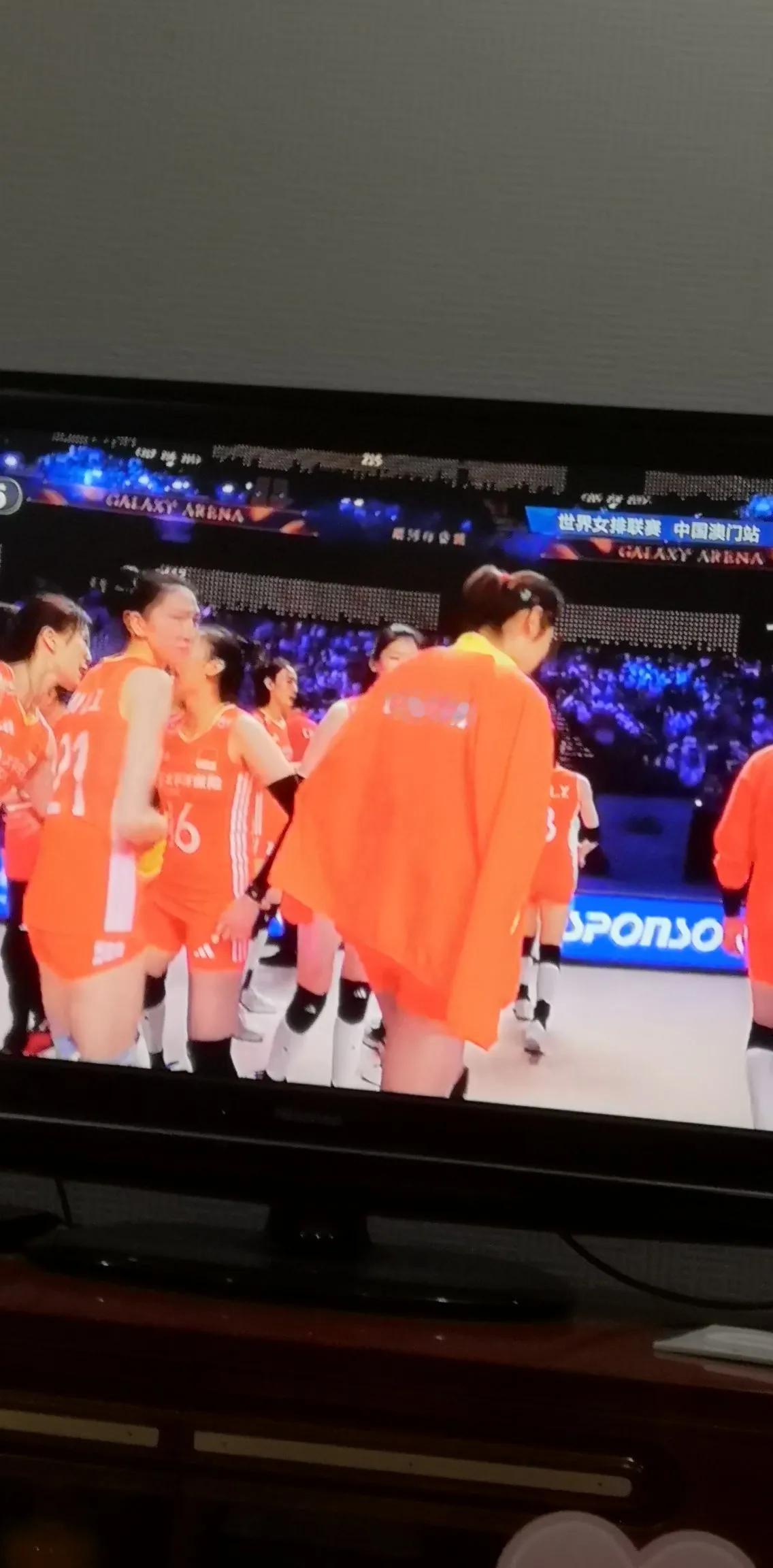 蔡斌昏，朱婷披着褂子在替补席上就是不用，简直是太昏，我真想骂他了，我们可以输意大