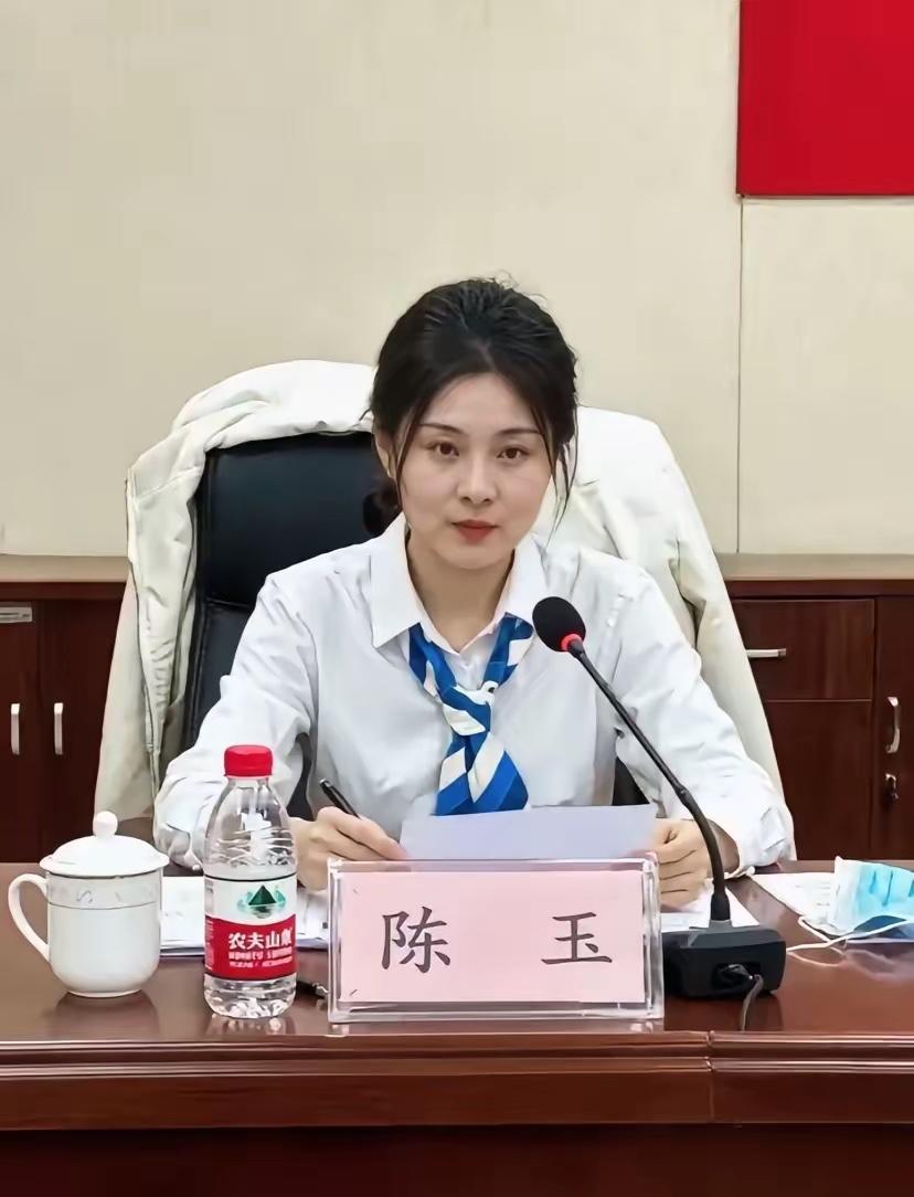 为什么领导讲话，矿泉水都是农夫山泉的