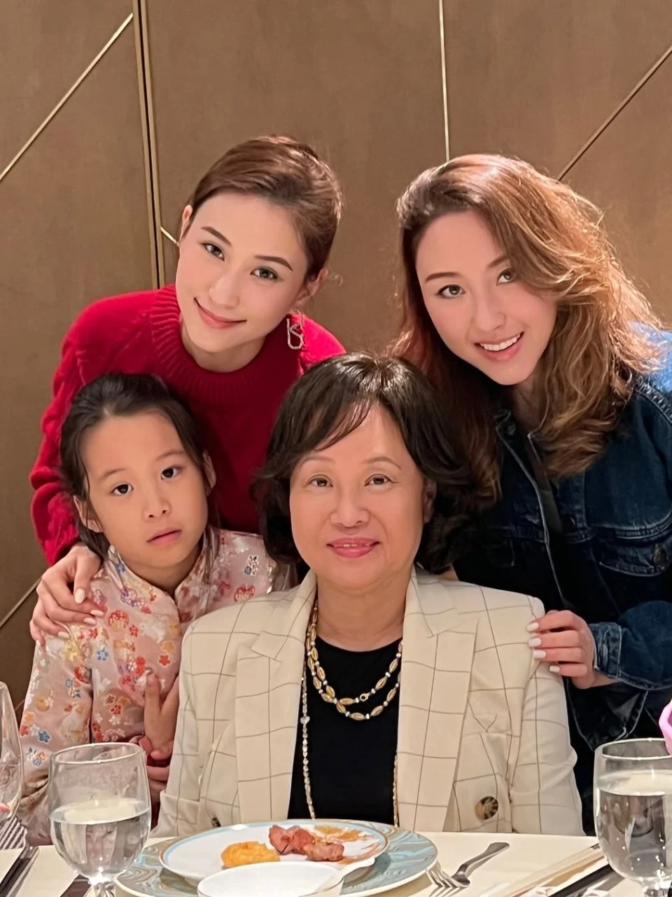 赌王三太71岁大寿！难得6岁大孙女三代同堂