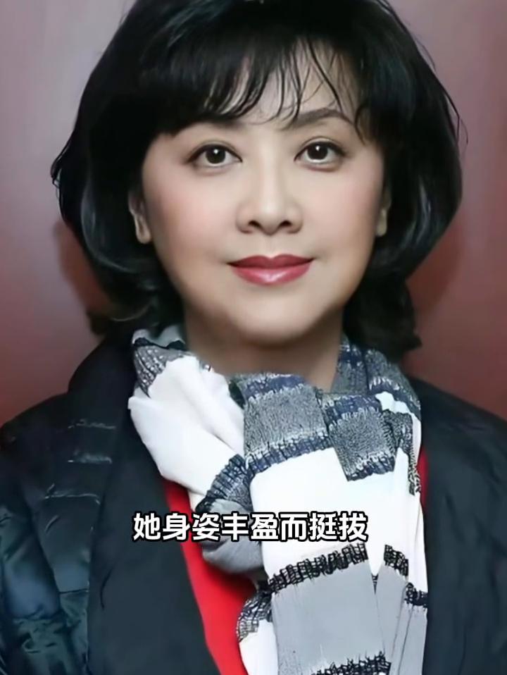 72岁的朱琳美得不动声色，她身姿丰盈而挺拔，脸上不见老态，双目清澈如水，神采奕奕