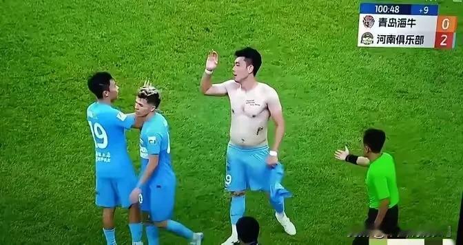 我想不通他为啥要脱上衣？难道他不知道自己的身材么？那圆圆的肚子，这不是丢人丢到国