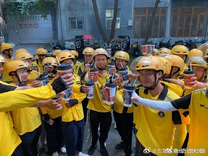 这秋天第一杯奶茶是非喝不可吗美团 霸王茶姬 谁还没喝上？美团霸王茶姬免费券赶紧抢
