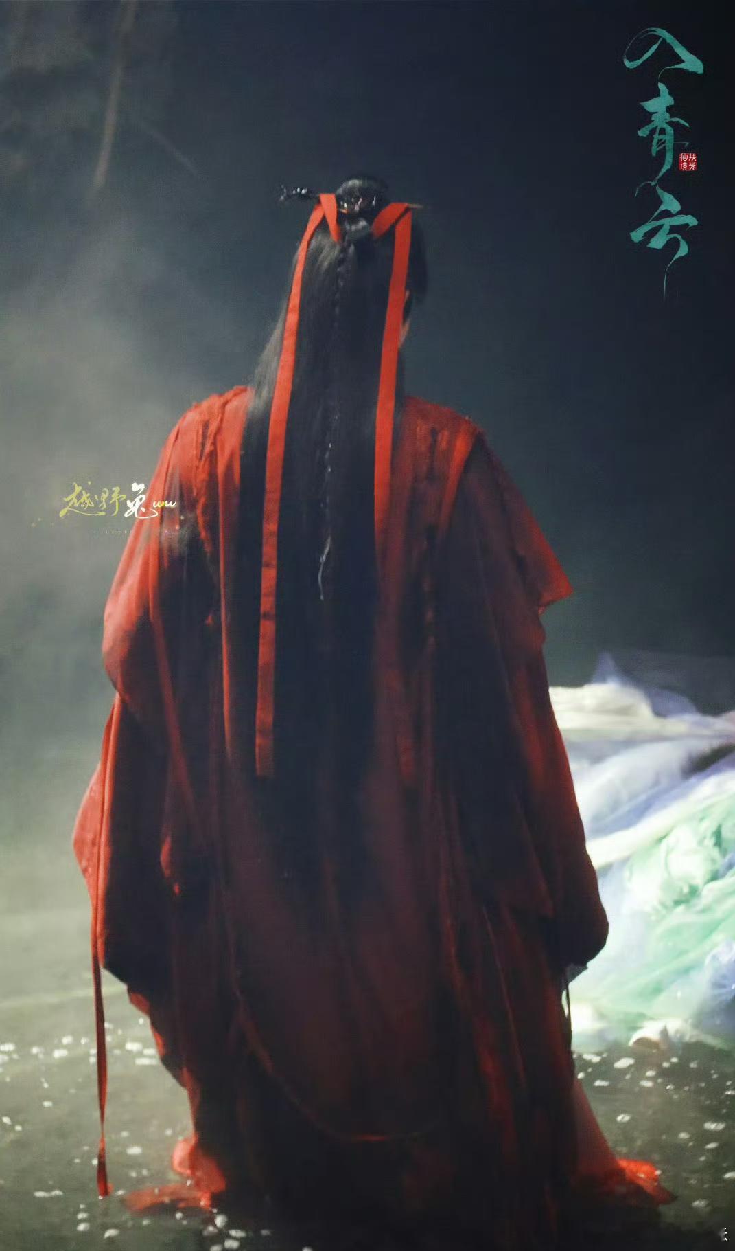 同样的发带，男女演员呈现的效果还是天差地别的。 