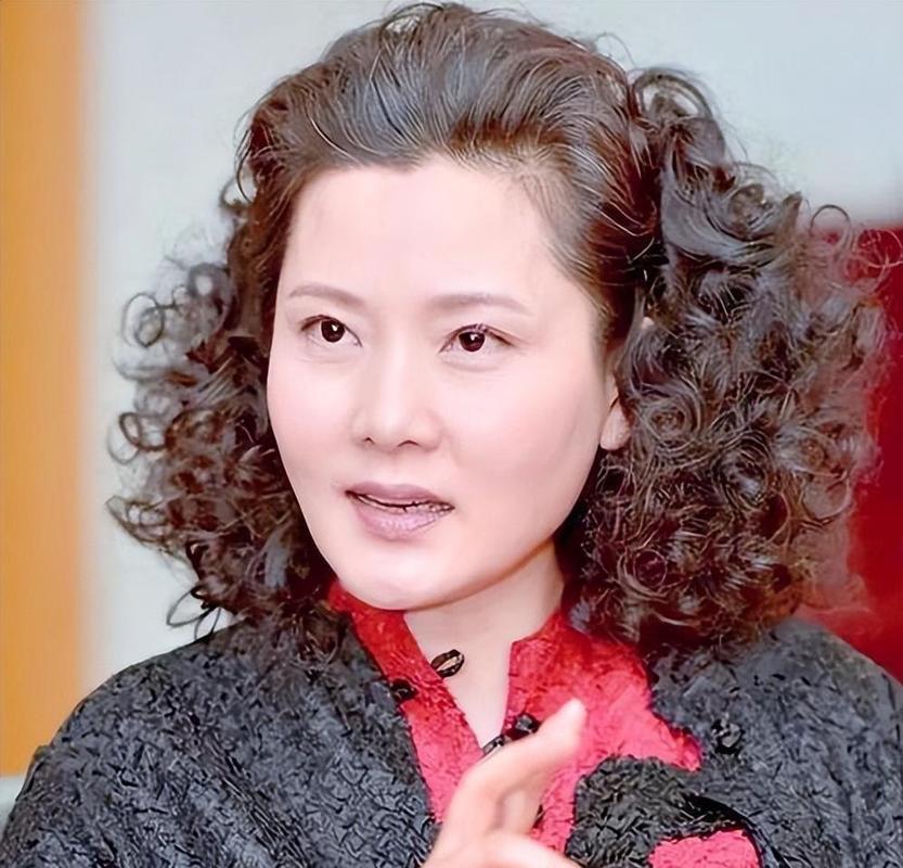 62岁何赛飞在节目里因行李箱被暴力踹开当场爆哭，直言“这哪是箱子，是我走南闯北的