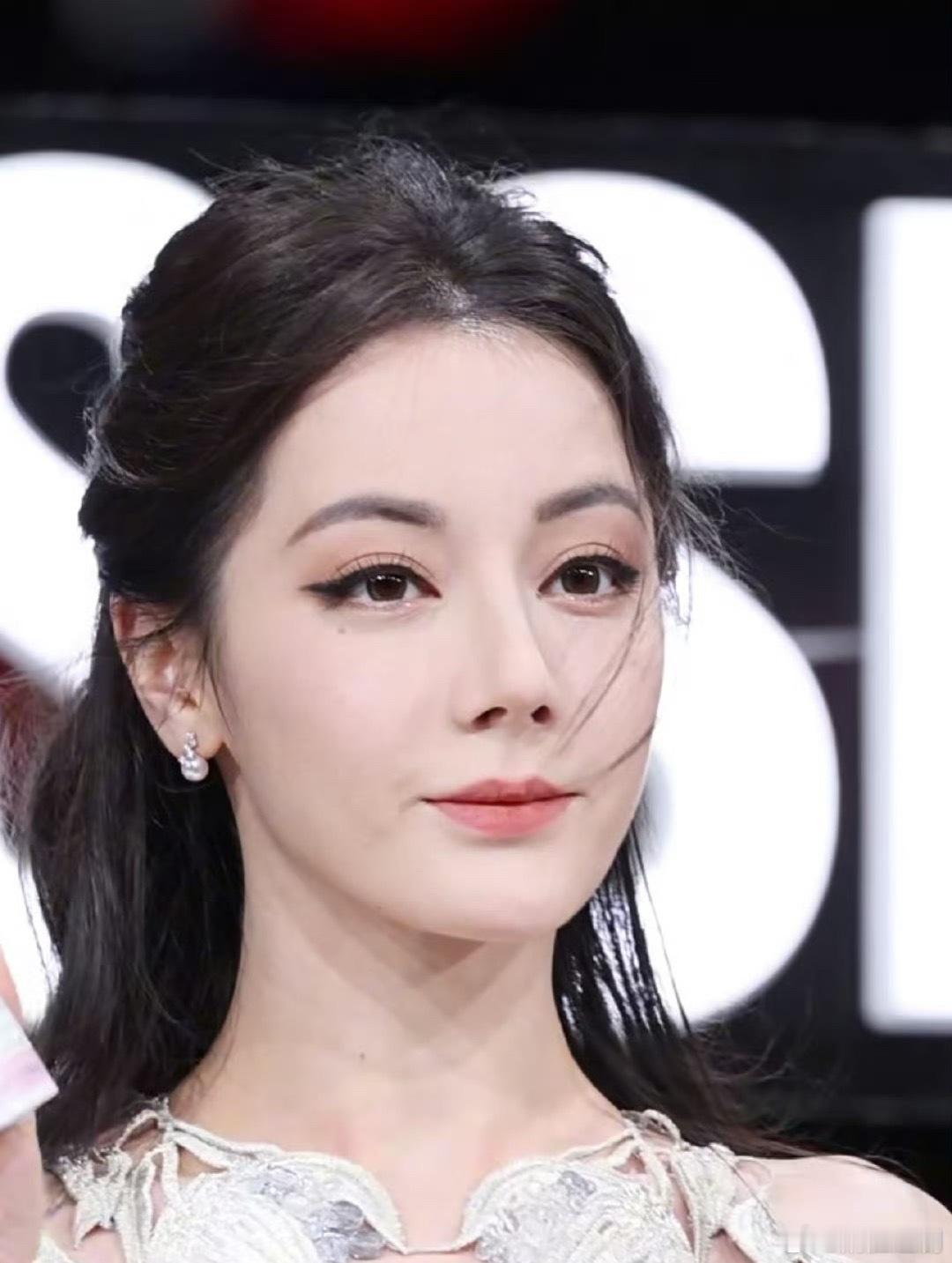 迪丽热巴今日活动生图，状态如何？感觉面相现在更加凌厉了 ​​​