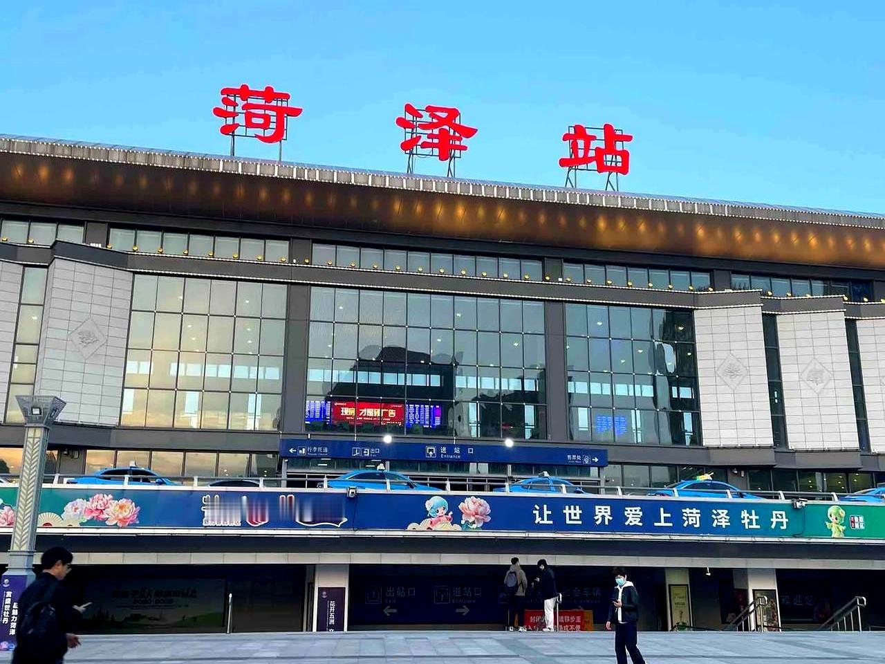 老同学见面，男的张口就问：“你结婚没？”女的说还没，他立马来一句：“那咱俩凑合过