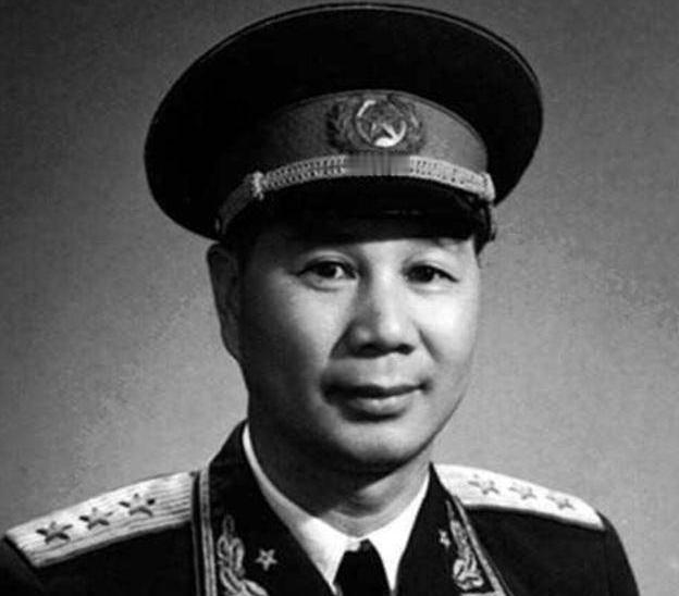 1939年，八路军营长缴获一件日军大衣，觉得材质不错，便送给杨成武，谁料杨成武接