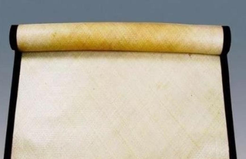 1962年，一古董商在一50岁寡妇家借宿，炎热难耐，寡妇好心为他铺了一张凉席，他