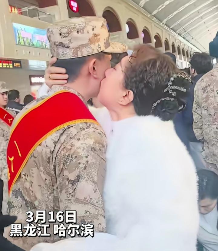 破防了！一人当兵，全家光荣！
黑龙江哈尔滨，一家12口人送儿子入伍参军。

穿上