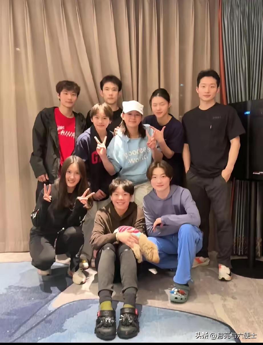 19岁全红婵生日照曝光，没见名牌和豪车，却看到一群冠军围着她笑。有人说她胖了、不