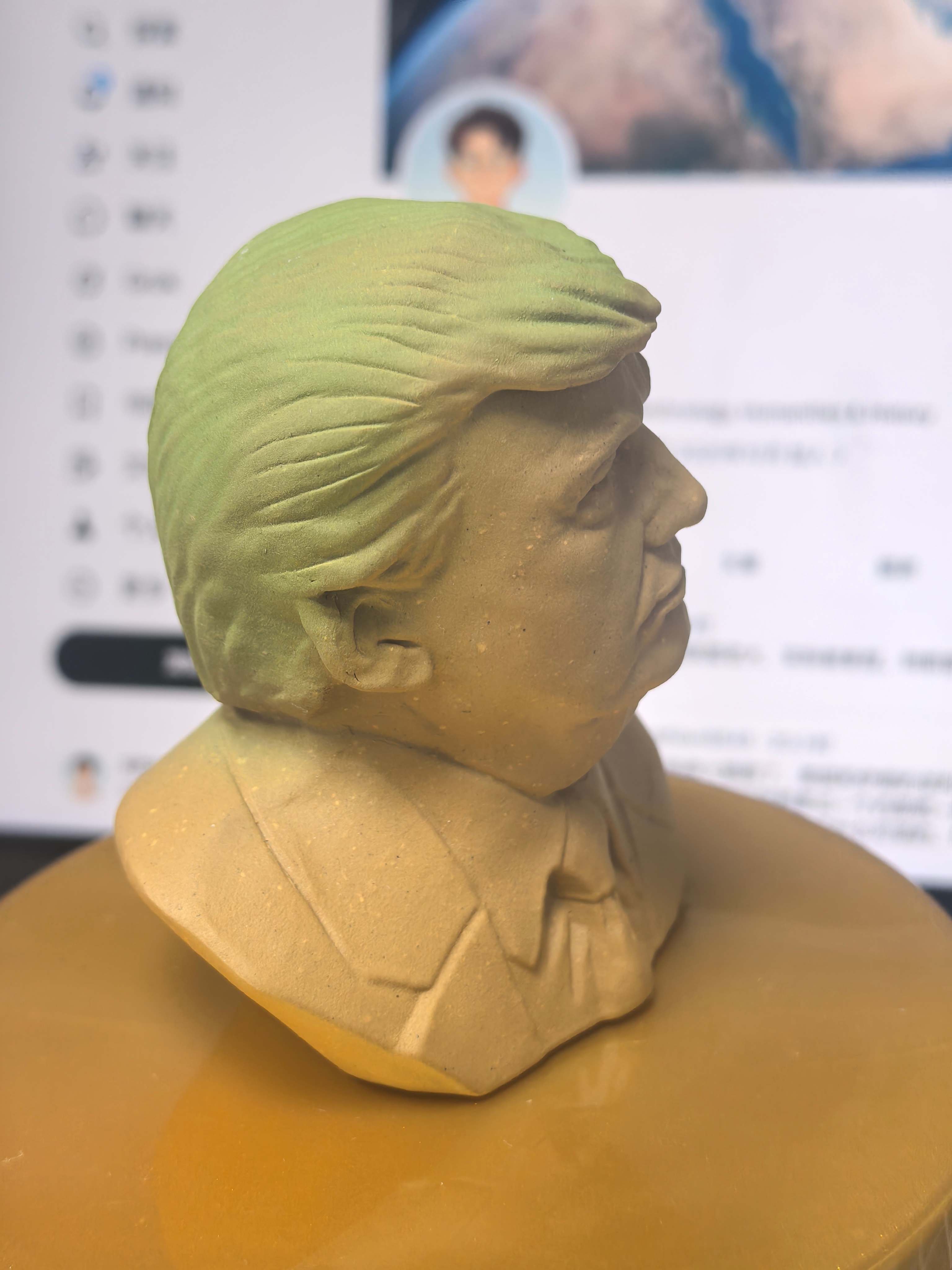 去年底，在江苏无锡出差期间，在宜兴蜀山古南街买了个特朗普雕像，具体多少钱忘了，大