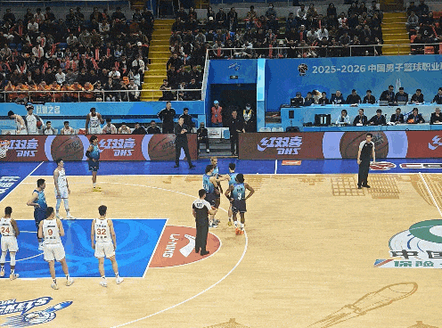 贝兹利膝盖ACL一个多月前才刚刚大伤初愈，本来状态就很不好，能在CBA找到一份工