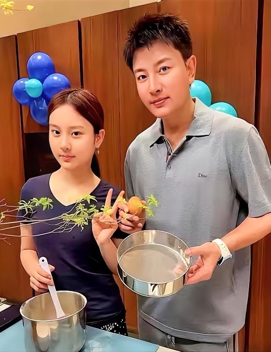 刚刷到贾乃亮女儿甜馨近照，直接看呆了，五官神态跟贾乃亮一模一样，基因实在太强了。