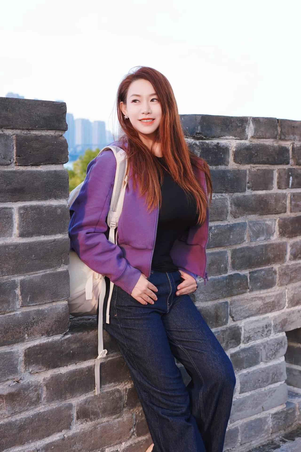 女人如何穿出含蓄的性感?不必是玫瑰，可以是野草，是荆棘，是任何不被定义的形状。