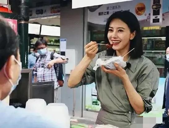 高圆圆吃的是什么东西，感觉非常好吃的样子