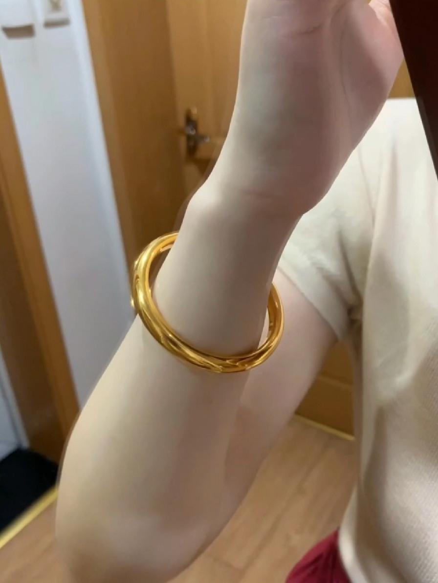 金价银价到底为什么大涨啊
有没有人知道

以前80元/克，可以到饭店摆一桌!
现