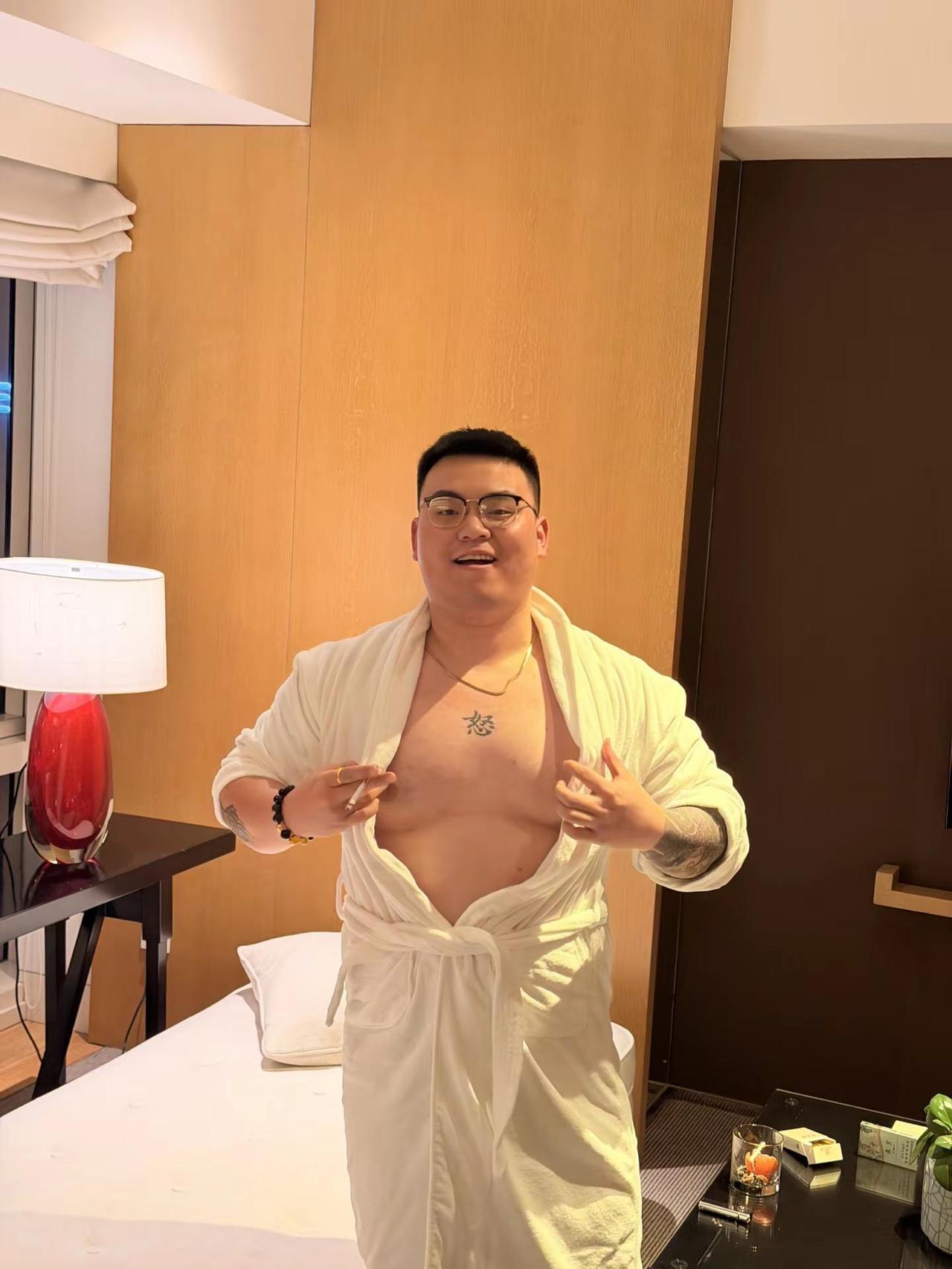 敞开怀抱，拥抱世界，拥抱自己