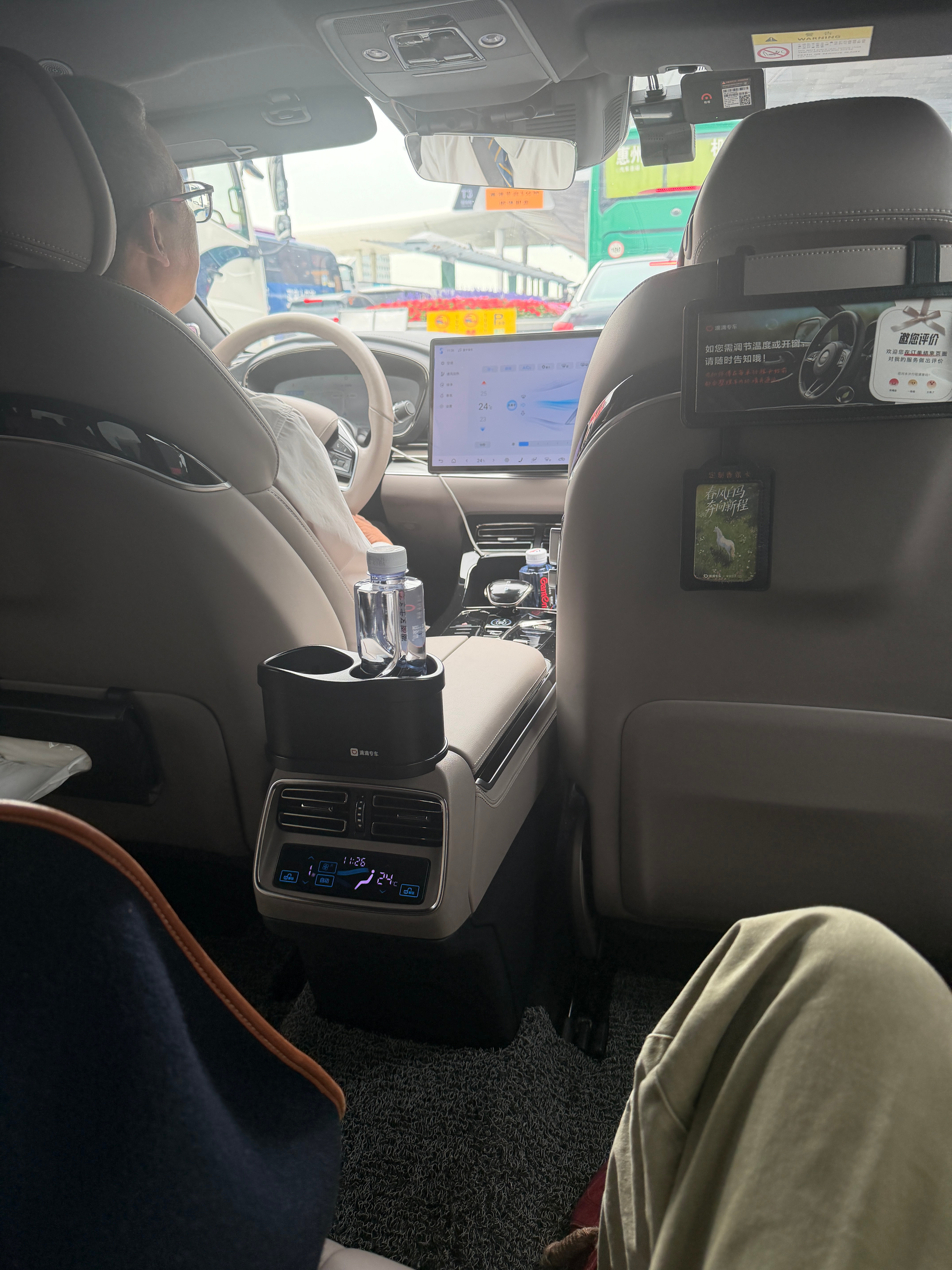 五一假期结束了，娃昨天高烧，煮粥按摩刮痧泡脚敷背折腾一天，早上好了，飞奔出去上学