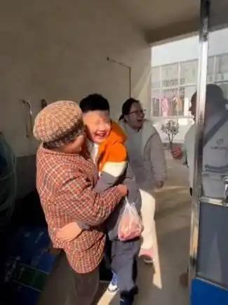 谁能想到，一场不打招呼的跨省回家，能让老母亲喜得手足无措？2月11日，连云港一户