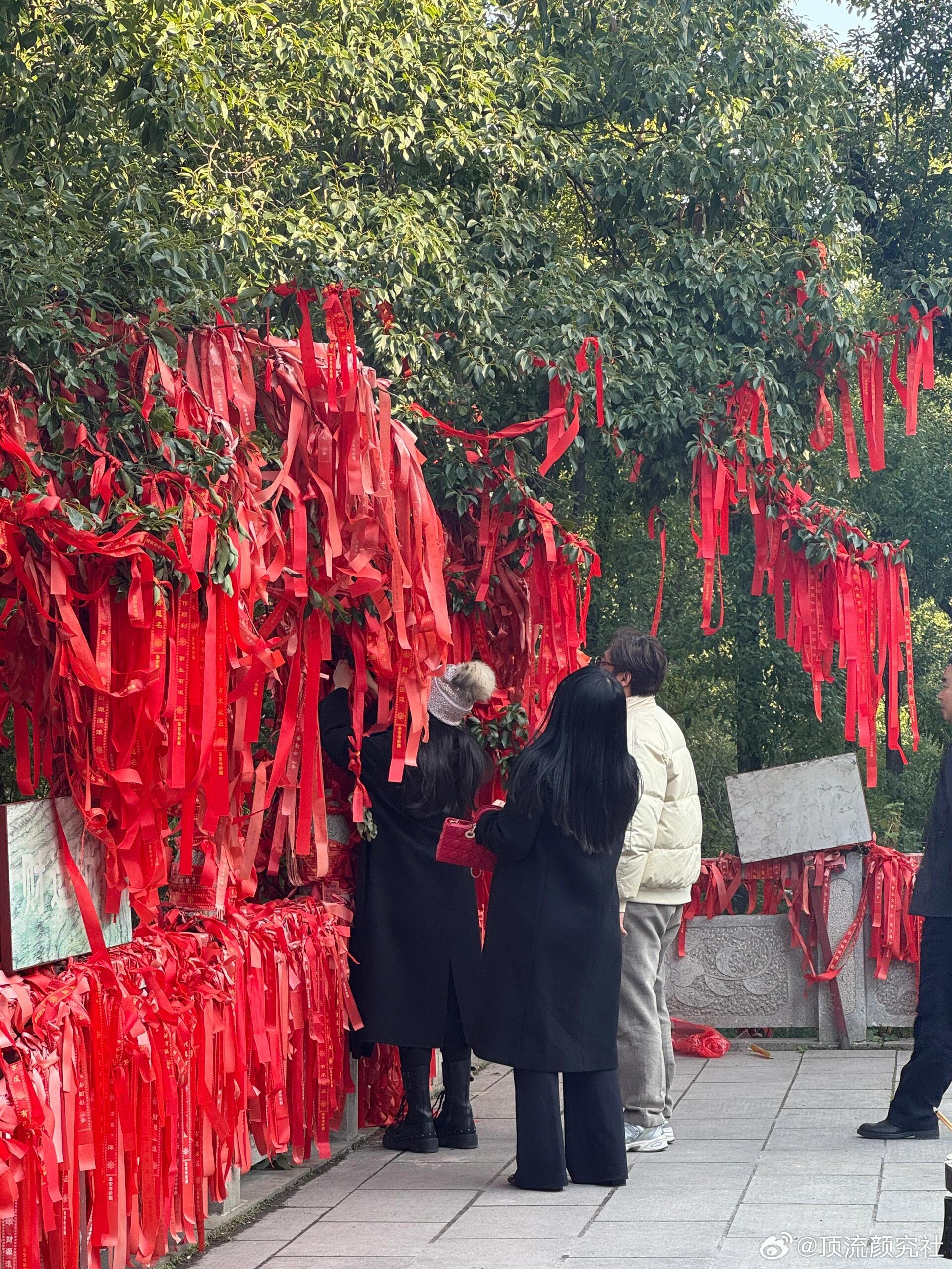 有网友在财神殿偶遇王诗龄李湘，没想到李湘还需要拜财神，明明是财神拜她还差不多… 