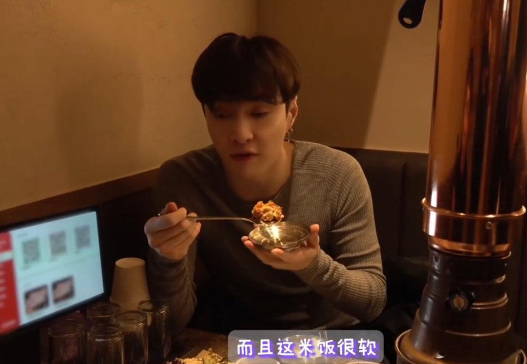张艺兴也是老吃家啊张艺兴这吃商也太顶了！米饭配炸洋葱加烤肉，点评还这么专业，妥妥