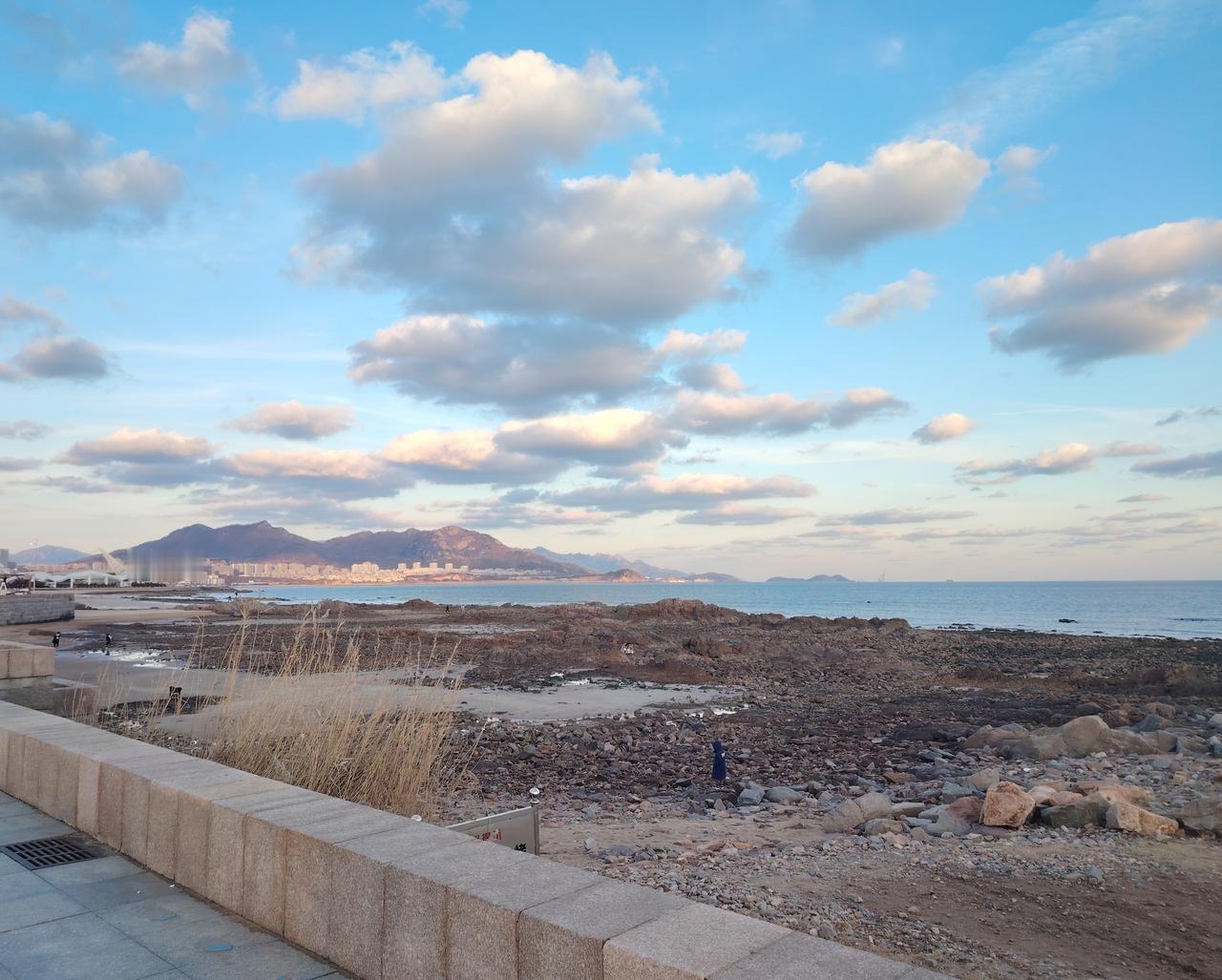 傍晚的青岛雕塑园，霞光飞扬，美极了！
中国城市雕塑家协会青岛创作展示中心 青岛雕