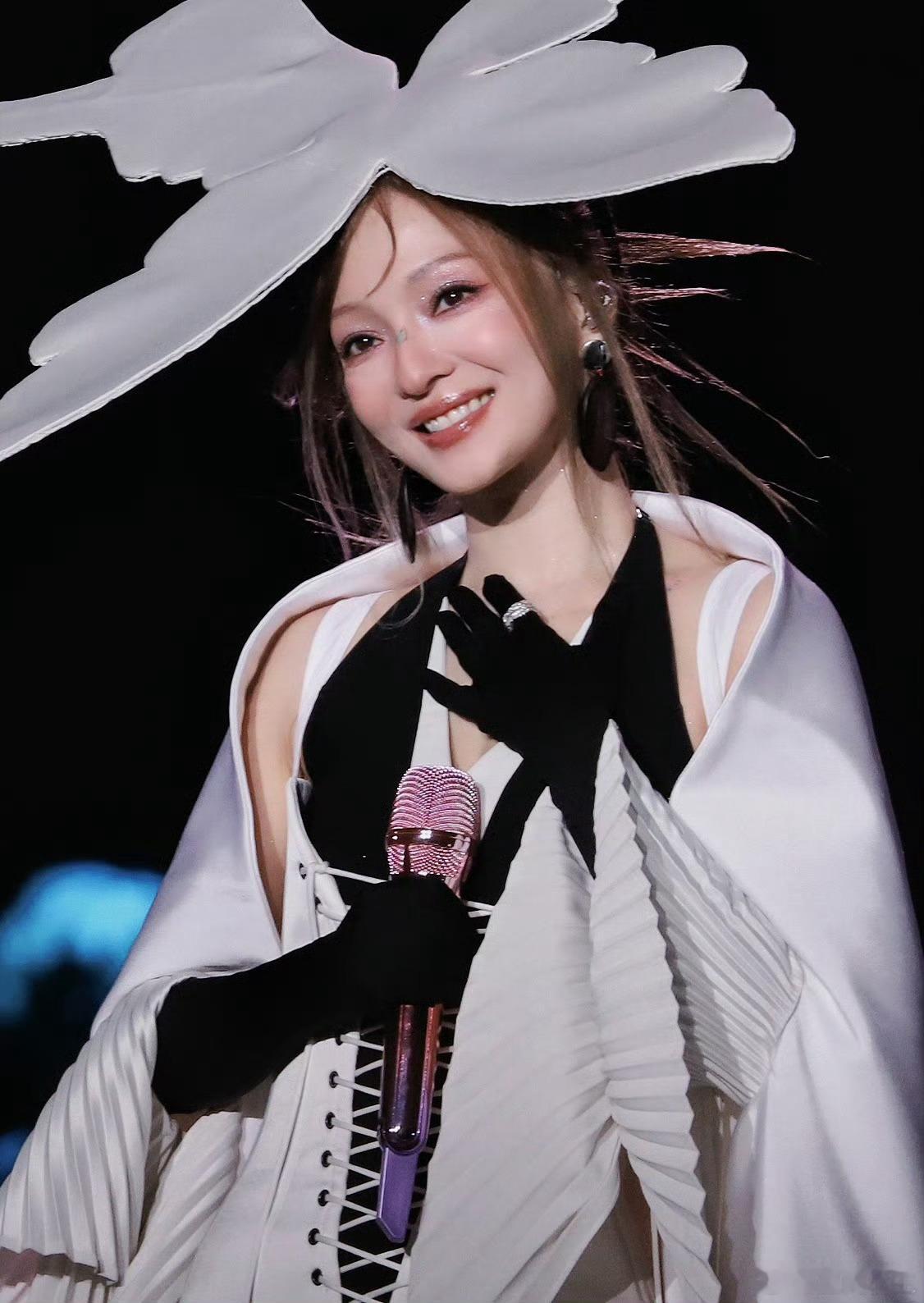 张韶涵也是裁员裁到大动脉了前三张是以前的造型，后两张是现在的造型，但是我感觉都挺