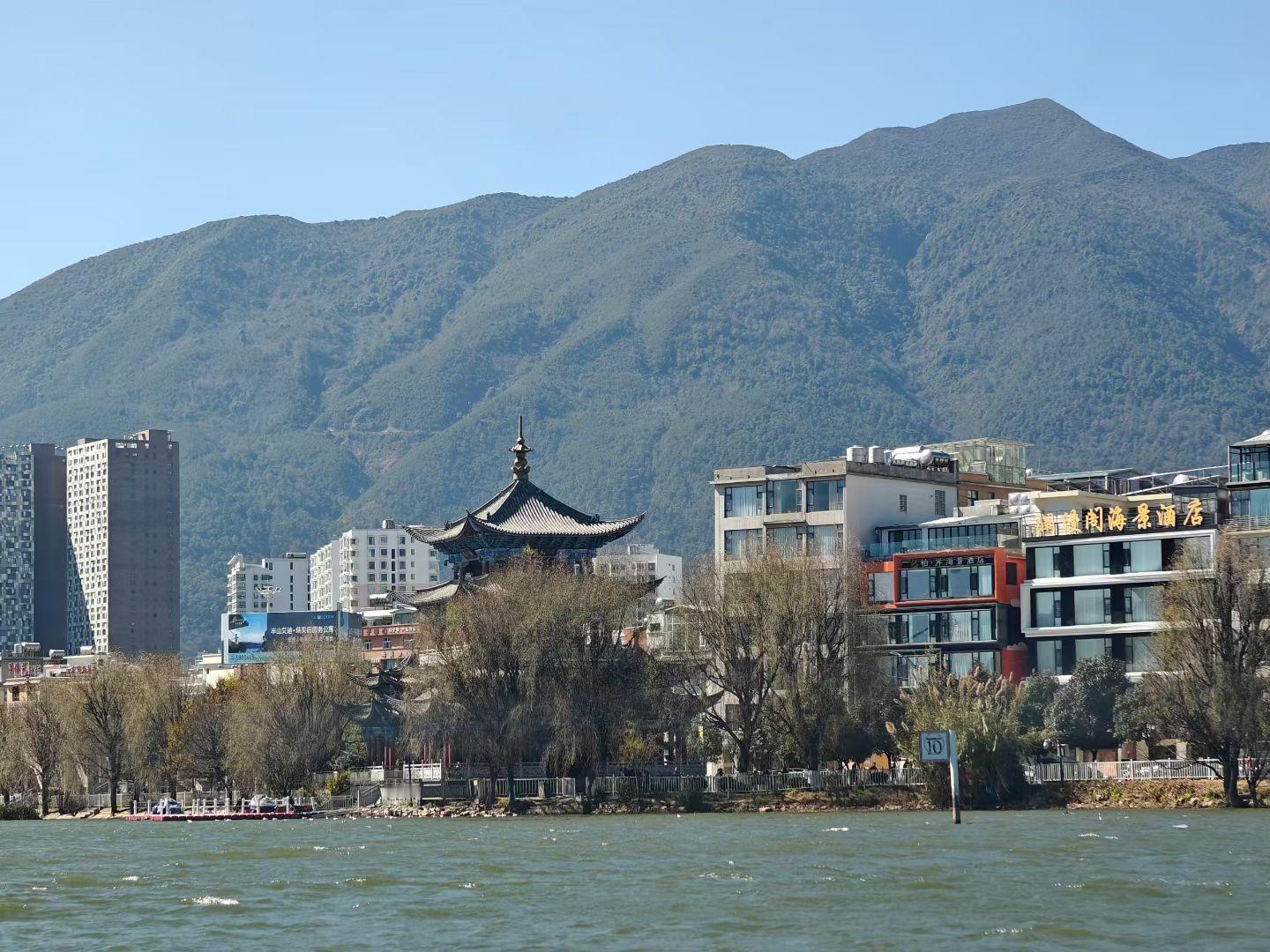 这一年，找到自己所热爱的 找到治愈自己的，向上生长 去见山，去见海，去寻自己 每