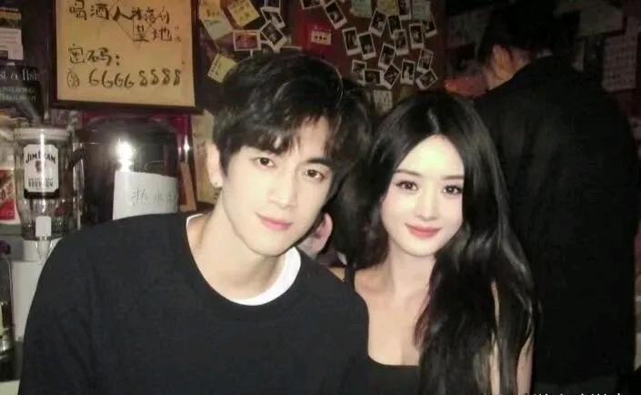 这张合照中的两位帅哥美女大家应该都很熟悉吧！她们俩都是85后的影视明星！男士出生