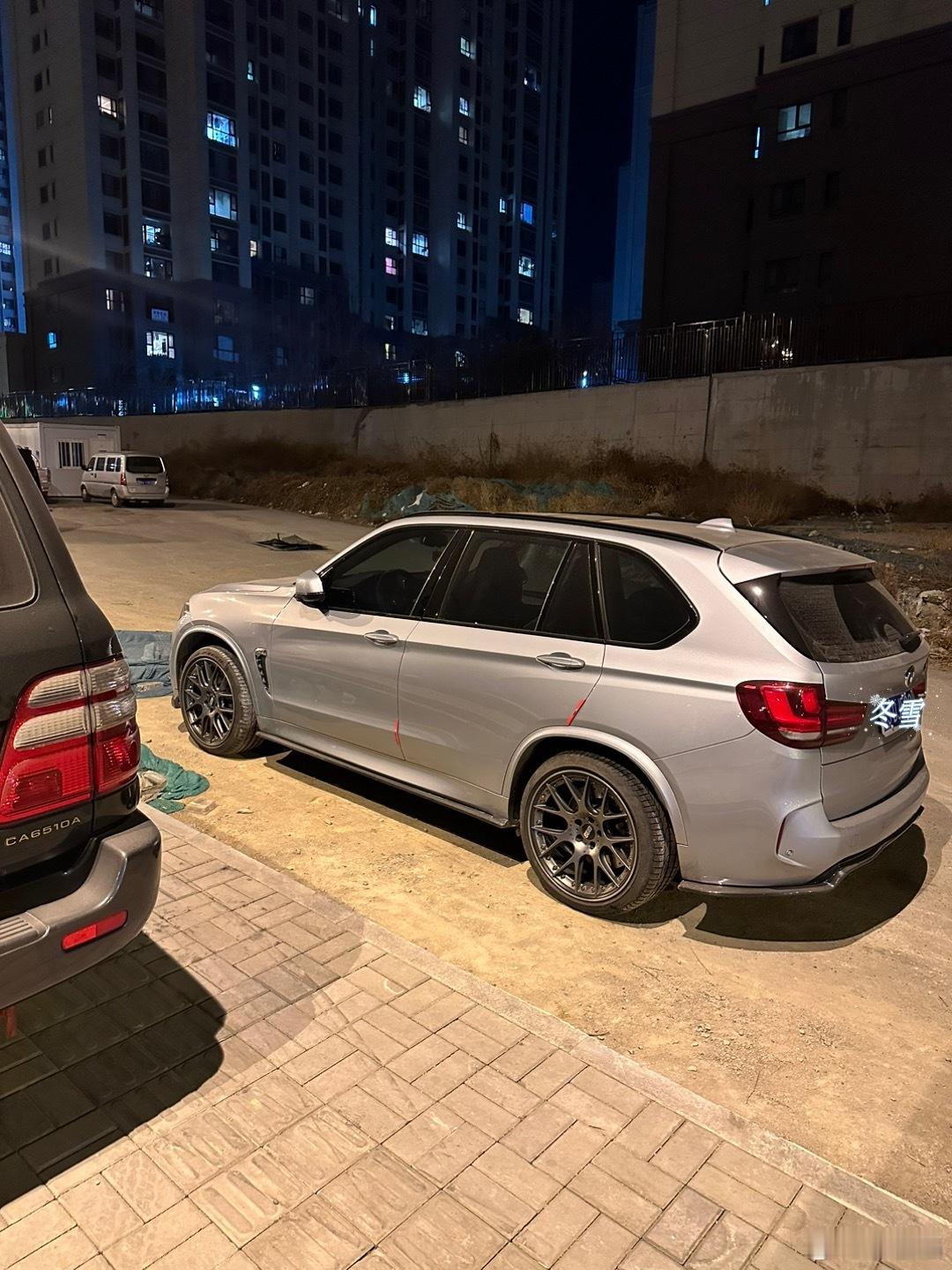 正当我欣赏今天刚收的老陆巡之际发现旁边停一X5M 正儿八经的X5M真有品～[馋嘴